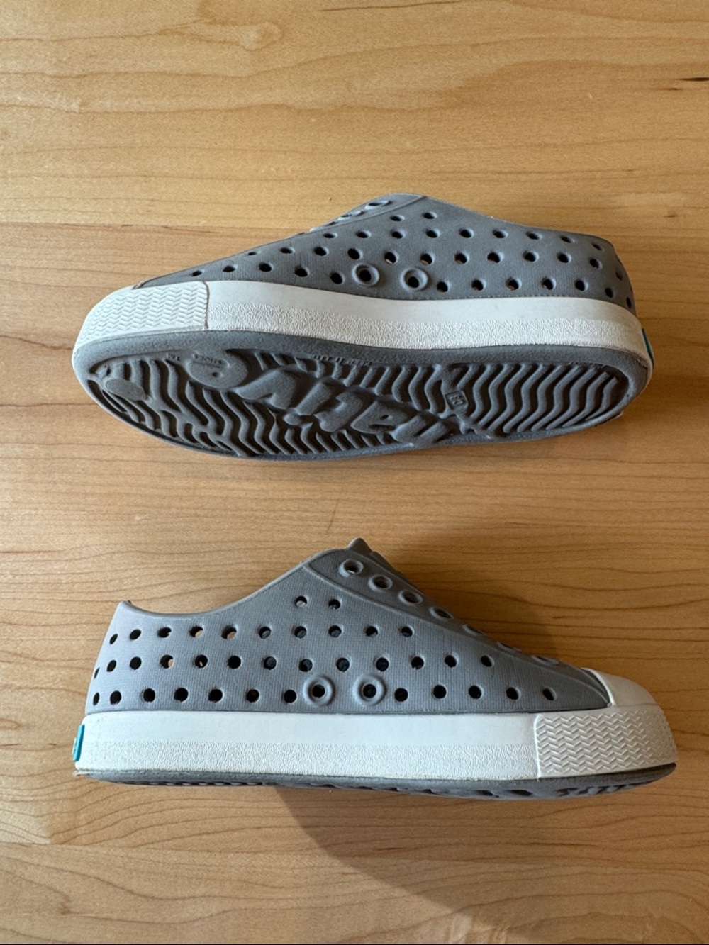 Native Jefferson Shoes 8 Kids Water Shoe in Silver Grey ✨  Natives 8 - Picture 3 of 6